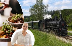 HIN UND WEG mit der Waldviertelbahn, © NÖVOG/knipserl.at; Dampflokomotive mit zwei grünen Waggons fährt auf Gleisen durch eine grüne Landschaft mit Wald und Teich im Hintergrund. Daneben sieht man ein köstliches Gericht