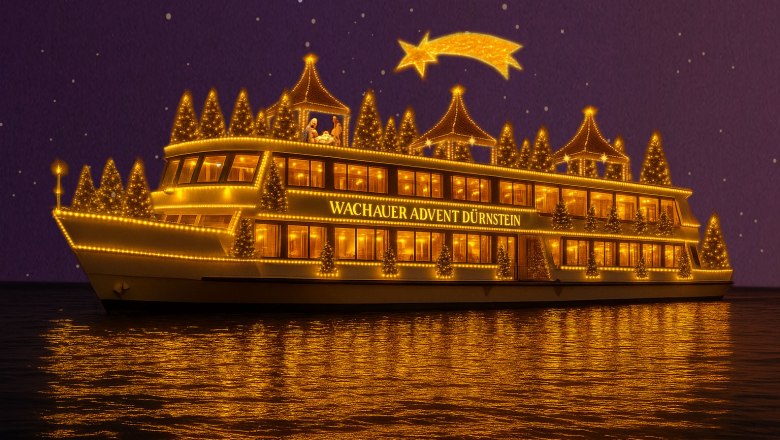 Der erste schwimmende Adventmarkt, © Ostermeier/KI Beleuchtetes Schiff mit Weihnachtsdekoration auf einem Fluss bei Nacht.