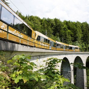 Der golddene Himmeltreppe-Zug führt über eikn Viadukt