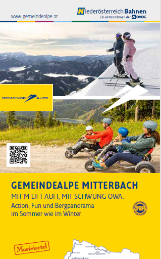 Titelblatt der Gemeindealpe mit zwei Skifahrenden im Winter und einer Gruppe bei der Mountaincart-Abfahrt im Sommer.