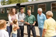 Reisegruppe wird von Schaffner beraten