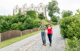 Mann und Frau gehen Weg hinunter vom Schluss in die Stadt