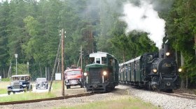 Dampfzug mit Oldtimern auf Straße und Schiene, © @ Böhmer
