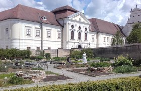 Blick auf den Kr&auml;utergarten von Stift Geras mit Stift im HIntergrund.