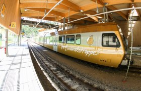 Himmelstreppe steht im Bahnhof