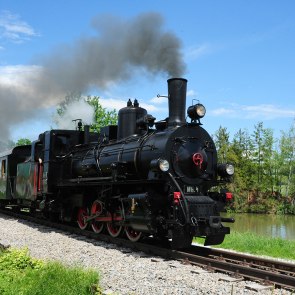 Dampflok der Waldviertelbahn fährt an einem Teich vorbei