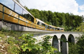 Der golddene Himmeltreppe-Zug führt über eikn Viadukt