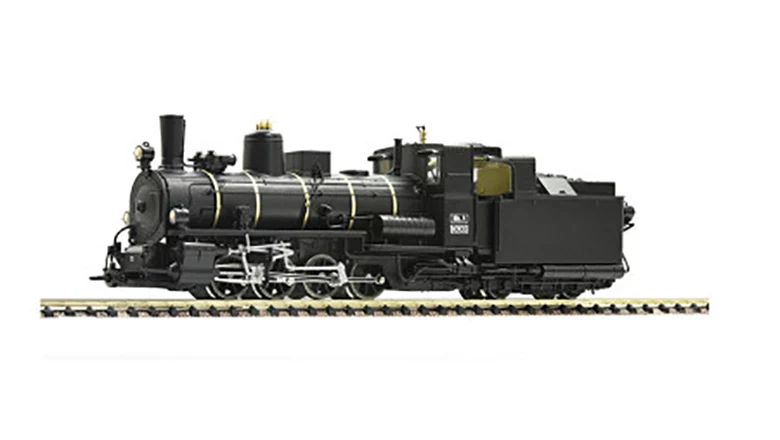 Schwarze historische Dampflokomotive als Modell in Seitenansicht auf einem kurzen Gleisstück vor weißem Hintergrund, mit sichtbaren Rädern, Gestänge und Tender.