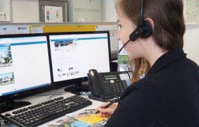 Mitarbeiter im Infocenter bei der Arbeit