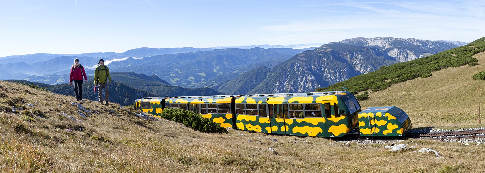 Neben dem Salamanderzug zwei Wanderer