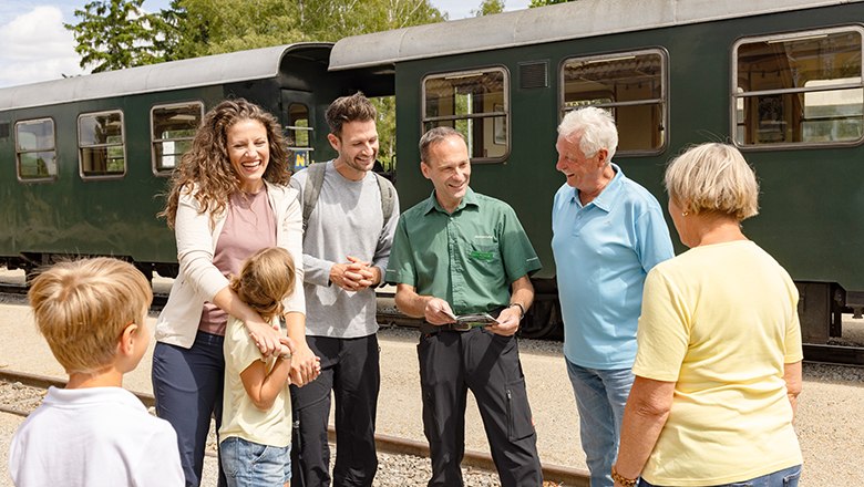 Reisegruppe wird von Schaffner beraten