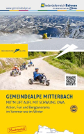 Oben verschneite Berglandschaft mit Person auf Ski, unten Gruppe von Personen auf Tretfahrzeugen auf Waldweg, gelber Infobereich mit Text und QR-Code