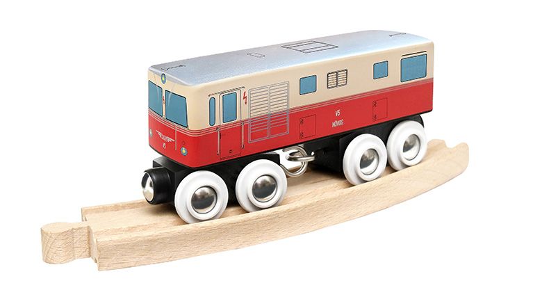 Rot-silberne Spielzeuglokomotive mit vier Achsen steht auf einem gebogenen Holzgleis vor weißem Hintergrund. Das Modell ist einer Diesellokomotive nachempfunden.