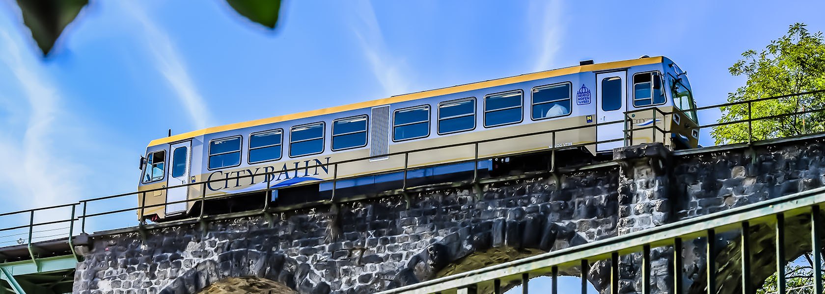 Citybahn f&auml;hrt &uuml;ber Br&uuml;cke