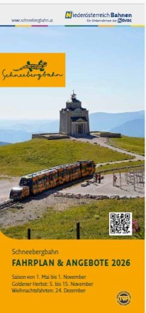 Zug der Schneebergbahn auf Bergstrecke vor Bergstation mit kleiner Kirche, blauer Himmel, gr&uuml;ne Wiese, Text 'Schneebergbahn FAHRPLAN &amp; ANGEBOTE 2026'.